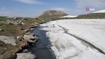 Dev göl buz pistine döndü