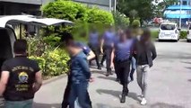 Polis dakikalar sonra yakalanıp imparatorluk marşı dinletti. Kadıköy'de polise yumruk attılar