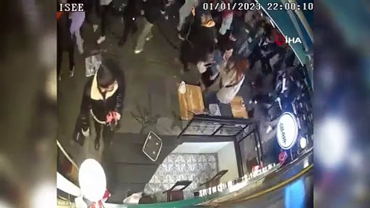 Galata Kulesi Meydanı'nda canlı bomba paniği. Vatandaşlar masaları devirip çığlık çığlığa kaçıştı