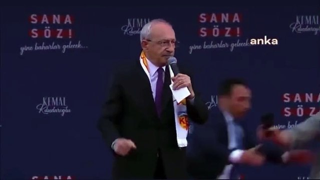Kılıçdaroğlu konuşurken bir anda sahneye atladı. Herkesin yüreği ağzına geldi