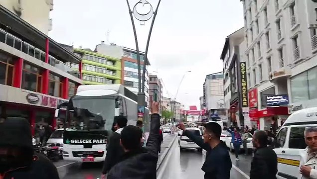 Ahmet Davutoğlu ile Ümit Özdağ Konya’da karşılaştı. Birbirlerine el salladılar