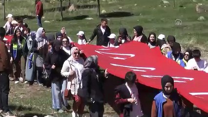 Gençler 11 kilometrelik bayrak yürüyüşü gerçekleştirdi