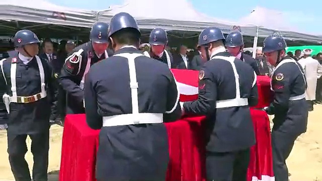 Şehitlerimizi uğurluyoruz. Uğruna can verdikleri vatan toprağına emanetler