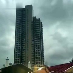 Ankara’da fırtına sebebiyle uçan koltuk binaya girdi