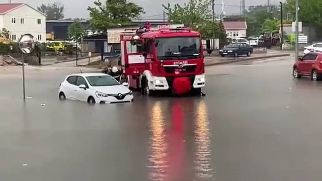 Edirne’yi sağanak vurdu! Caddeler göle döndü, araçlar sulara gömüldü...