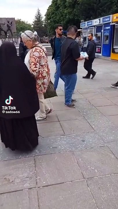 Broşür dağıtan Saadet Partili teyze gündem oldu. Ne yaş dinledi ne yorgunluk sokak sokak dolaştı