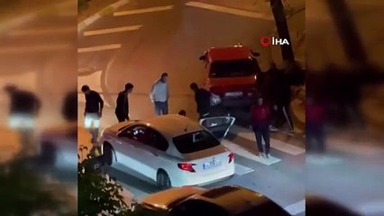 İstanbul’un göbeğinde bıçaklı trafik kavgası. Dehşet anları kamerada