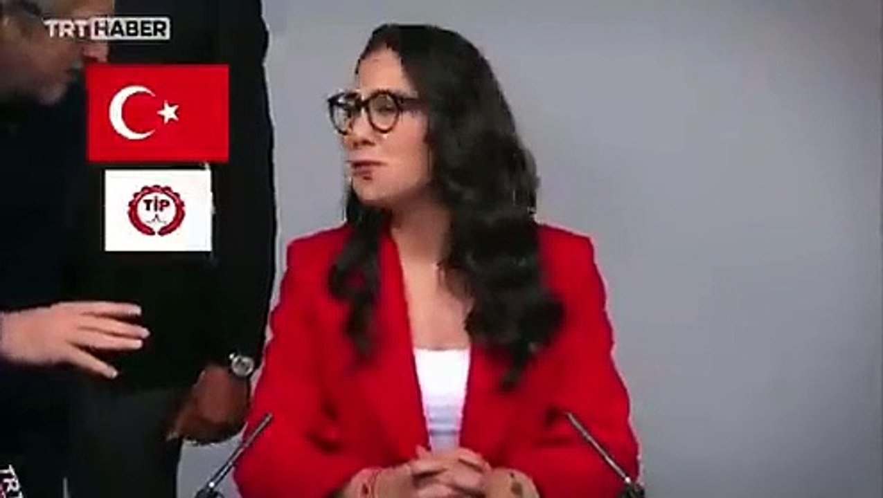 TRT, propaganda konuşmalarının kamera arkası görüntülerini yayınladı. İzleyenlere tebessüm ettirdi