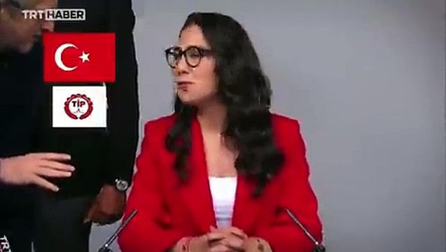TRT, propaganda konuşmalarının kamera arkası görüntülerini yayınladı. İzleyenlere tebessüm ettirdi