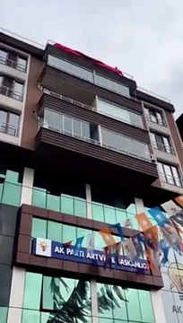 AKP İl Başkanlığı'na CHP bayrağı asıldı. AKP Gençlik Kolları depremle dalga geçen bir video paylaşmıştı