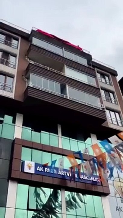 AKP İl Başkanlığı'na CHP bayrağı asıldı. AKP Ge...