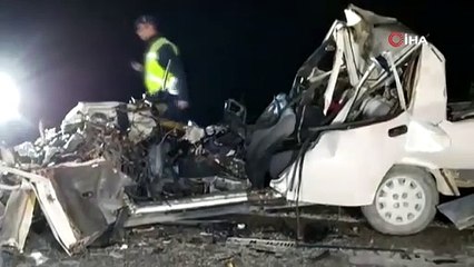 Kamyona çarpan araçta 2 kişi hayatını kaybetti