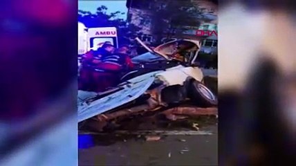 Direğe çarpan otomobil ikiye bölündü: 1 ölü, 2 yaralı