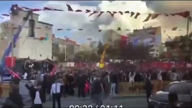 Genç kız atılan taşlara rağmen Türk bayrağını yerde bırakmadı. Mitingde atılan taşlardan biri genç kızın elindeki bayrağa geldi