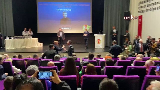 Trabzon’daki ödül töreninde ‘Avni Aker’ gerginliği: Bakan Karaismailoğlu salonu terk etti