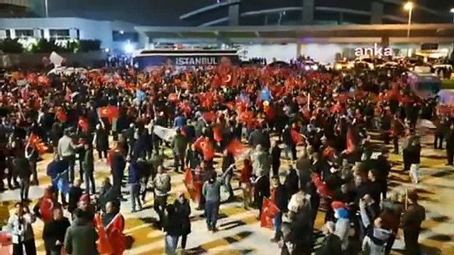 İstanbul İmamoğlu'nu bekliyor. Vatandaşlar Sabiha Gökçen Havalimanı'na akın etti