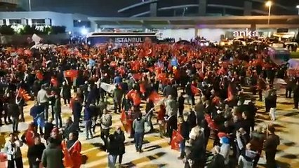 İstanbul İmamoğlu'nu bekliyor. Vatandaşlar Sabiha Gökçen Havalimanı'na akın etti
