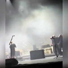 Rock grubu Arctic Monkeys konserinde Barış Manço'nun 'Hal Hal' şarkısını çaldı