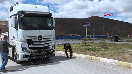 TIR ile hafif ticari araç çarpıştı! İşte o anlar…