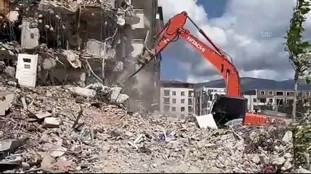 Hatay'da bina yıkım ve enkaz kaldırma çalışmaları sürüyor