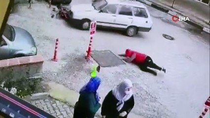 Otomobile çarparak takla atan motosikletli kameraya yansıdı