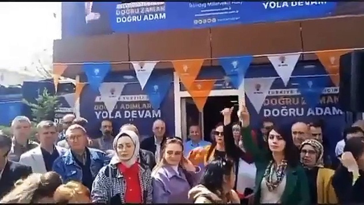 AKP'nin seçim bürosu açılışında Ahmet Davutoğlu şarkısı çalındı. AKP’liler neye uğradığını şaşırdı