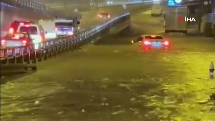 Kuşadası’nda sağanak yağış: Yollar göle döndü, sürücüler zor anlar yaşadı