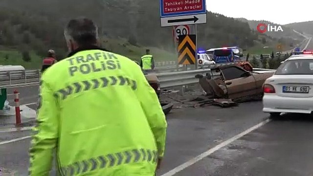 Kaza yapan otomobil ikiye bölündü