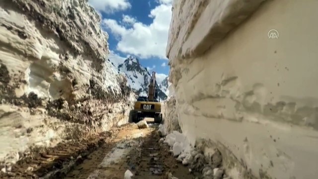 Ekipler nisanda da metrelerce karla mücadele ediyor