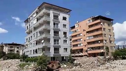 Hatay'da bina yıkım ve enkaz kaldırma çalışmaları 79 mahallede sürüyor