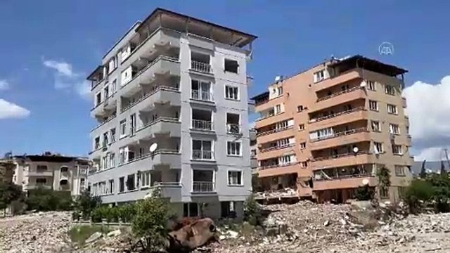 Hatay'da bina yıkım ve enkaz kaldırma çalışmaları 79 mahallede sürüyor