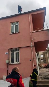 Kentsel dönüşüm mağduru vatandaş kendini yakmak için evin çatısına çıktı