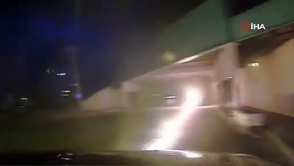 Dur ihtarına uymayan sürücüyü yanan araçtan polisler kurtardı