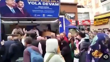 AKP seçim arabasından ücretsiz ekmek dağıttı izdiham oluştu: Hani ekonomi kötü değildi hani Türkiye uçuyordu?