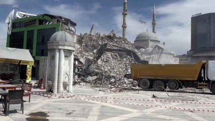 Malatya'da ağır hasarlı binaların yıkımı ve enkaz kaldırma çalışmaları sürüyor