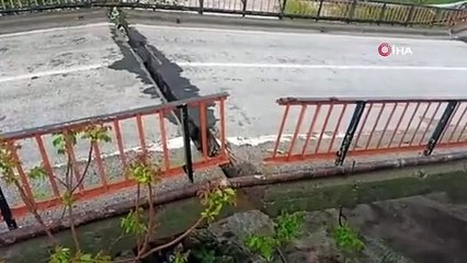 Sağanak yağış köprüyü ikiye böldü