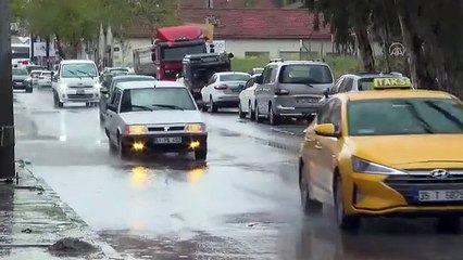 İzmir'de sağanak yaşamı olumsuz etkiledi