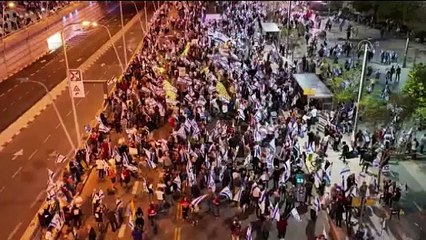 İsrail’de sular durulmuyor. Halk yine meydanlara indi