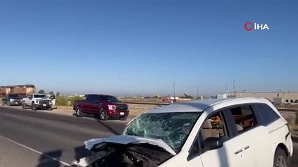 Yük treni raylardaki aracı biçti. Elektrik direkleri dahi yerle bir oldu