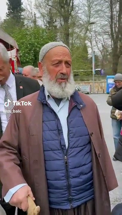 Ak sakallı dede: Kılıçdaroğlu'nu seçmeliyiz. Ülke elden gidiyor