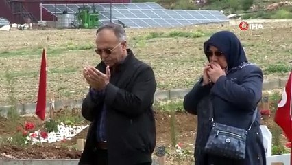 Deprem mezarlığı doldu taştı. Kimileri müzik çalıp oynuyor ama depremzedeler kayıplarını unutmadı
