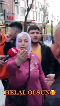 Sokak röportajında tek başına etrafını saran AKP'lileri tuş etti. Herkes Yüreğine sağlık abla diyerek bu videoyu paylaşıyor