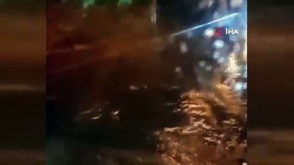 İzmir'de sağanak: Sitede su seviyesi yükseldi, sirenler çaldı