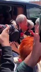 Kılıçdaroğlu sevgisi ülke sınırlarını aştı. Çiçeklerle karşıladılar