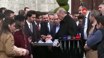 Erdoğan gazetecilere böyle çikolata dağıttı: Kız gel bunu her yerde bulamazsın