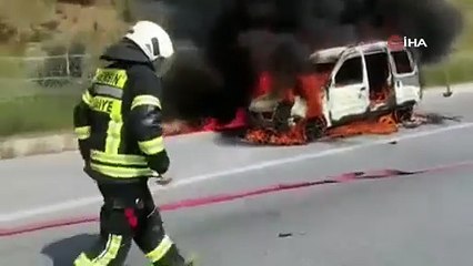 Seyir halindeki hafif ticari araç alev alev yandı