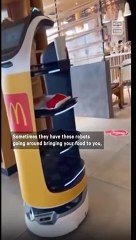 Dev fast food zincirinden dev karar. Robotlarla hizmet veren restoran açtı