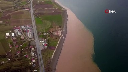 Van Gölü kahverengiye boyandı