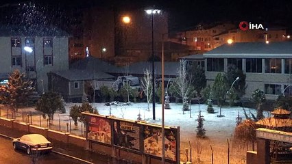 Video herunterladen: Erzurum’da kar kalınlığı 40 santimetreye ulaştı: Köy yolları ulaşıma kapandı