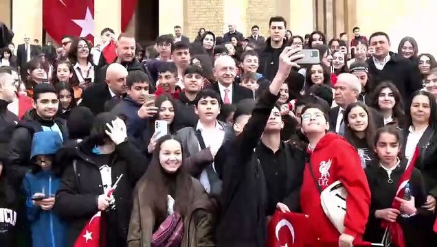 Çocuklardan Kılıçdaroğlu’na Anıtkabir’de sevgi seli